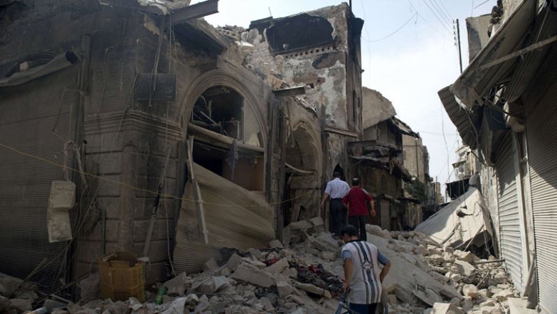 Un incendio tras los combates destruye el zoco histórico de la ciudad siria de Alepo