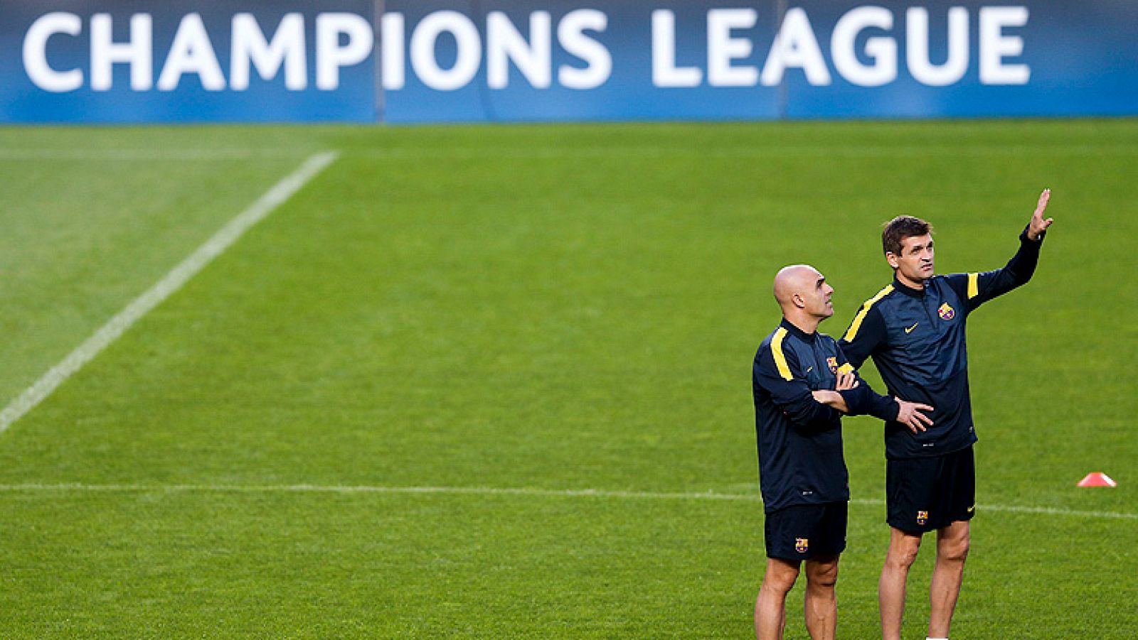 El FC Barcelona quiere mantener la racha de victorias también en un estadio en el que nunca ha ganado, el estadio de Da Luz de Lisboa. Para intentarlo, el técnico culé recupera a Iniesta y a Puyol para el partido pero no se sabrá hasta última hora si