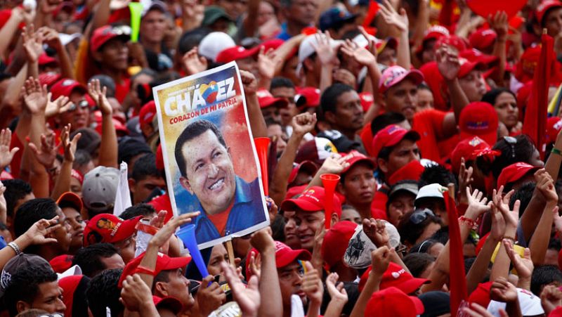 Chávez promete ser "mejor presidente" si es reelegido y Capriles se presenta como el "futuro"