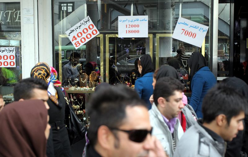 Enfrentamientos entre la policía y manifestantes en Irán por la devaluación de la moneda nacional