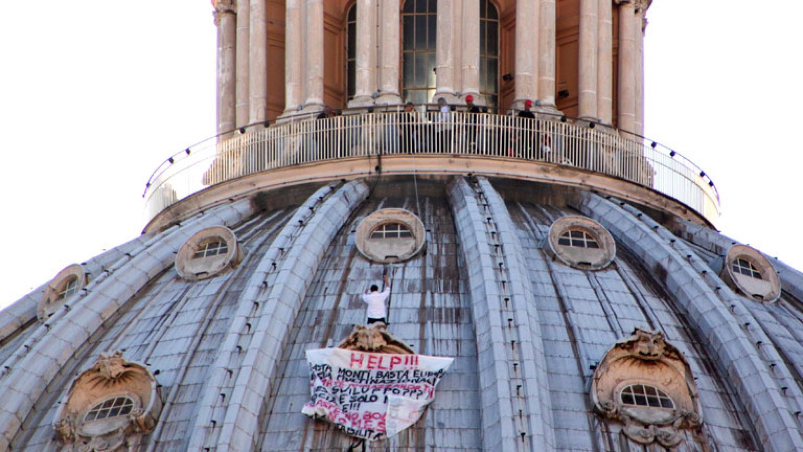 Protesta en la cúpula de la basílica de San Pedro
