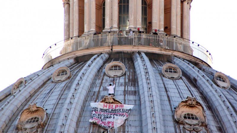 Un empresario italiano se descuelga de la cúpula de San Pedro para protestar contra Monti y la UE