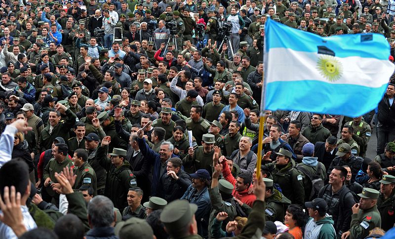 El Gobierno de Argentina destituye a la cúpula policial al protestar por un recorte salarial