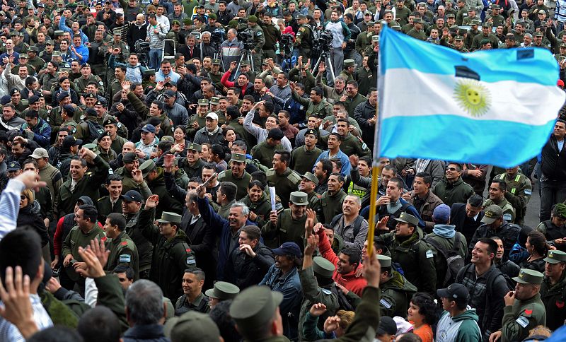 El Gobierno de Argentina destituye a la cúpula policial al protestar por un recorte salarial