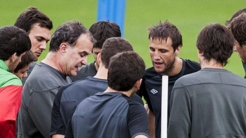 Bielsa: "Nosotros estamos arriba de un colectivo riéndonos después de haber perdido una final"