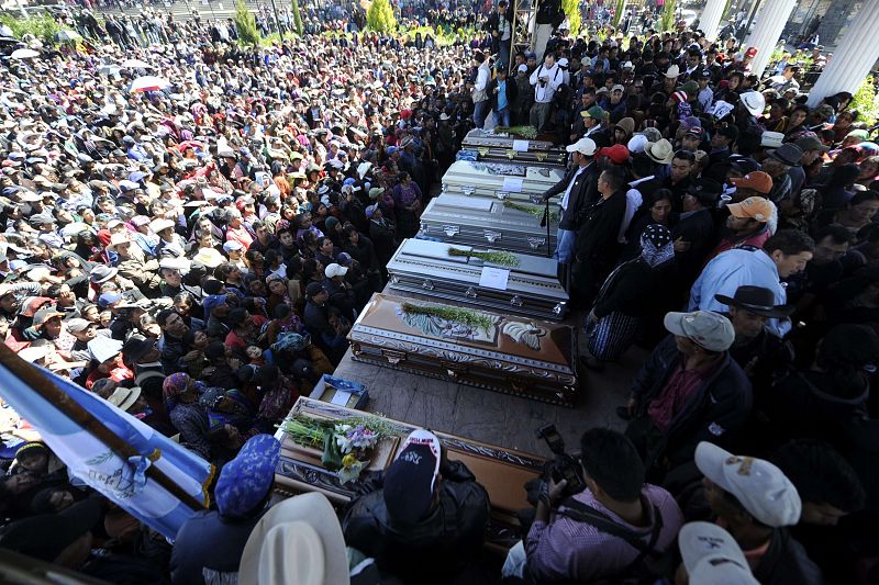 El Gobierno de Guatemala entrega a siete soldados por la muerte de seis campesinos