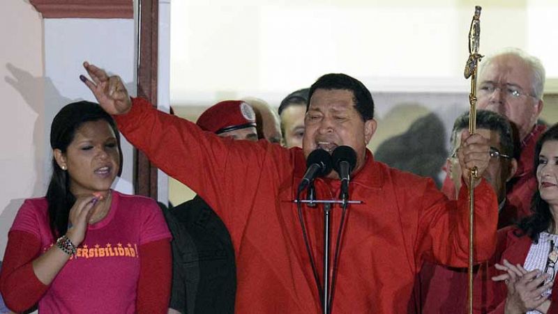 Hugo Chávez es reelegido presidente de Venezuela con el 54,4 % de los votos y gobernará hasta 2019