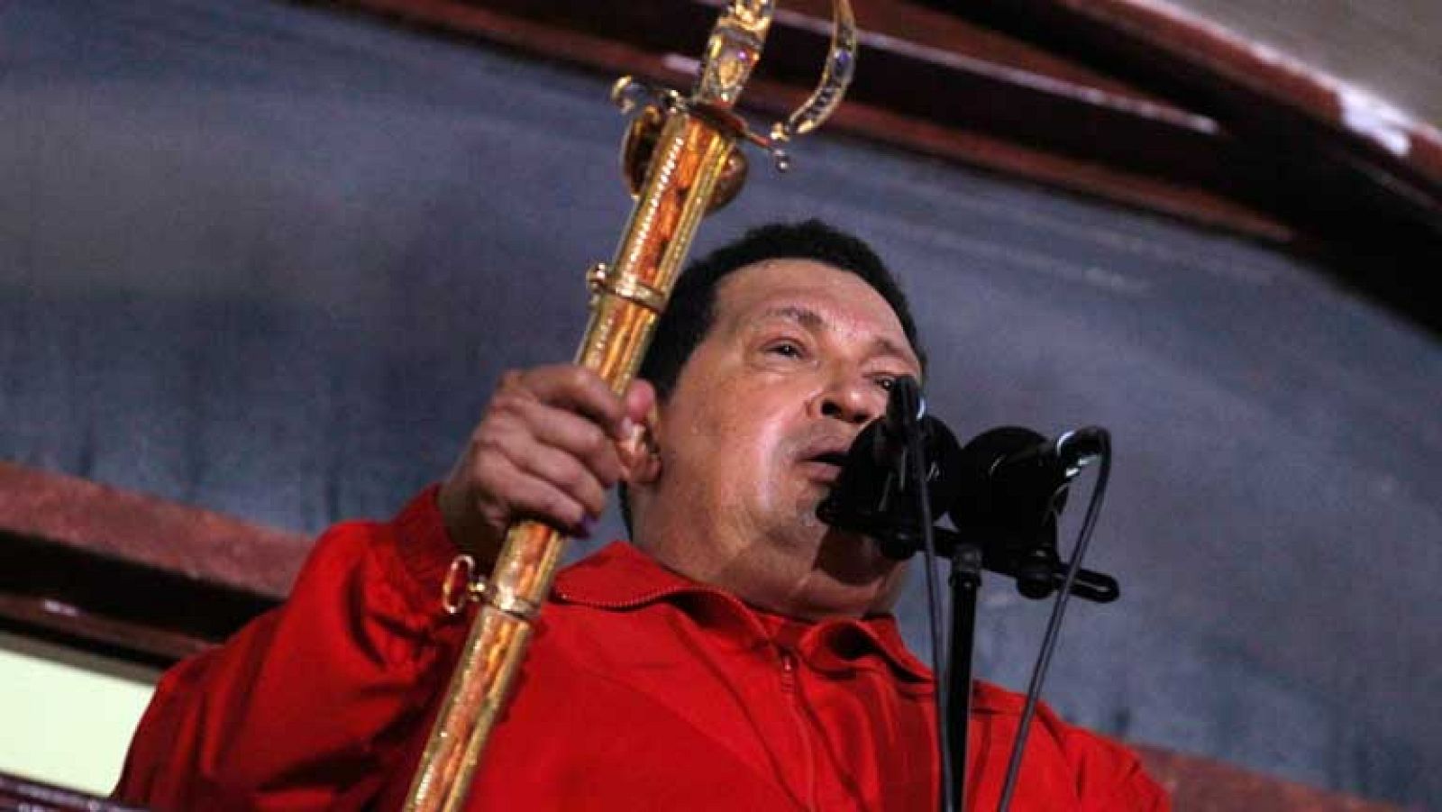 Hugo Chávez reelegido como presidente de Venezuela con el 54% de votos