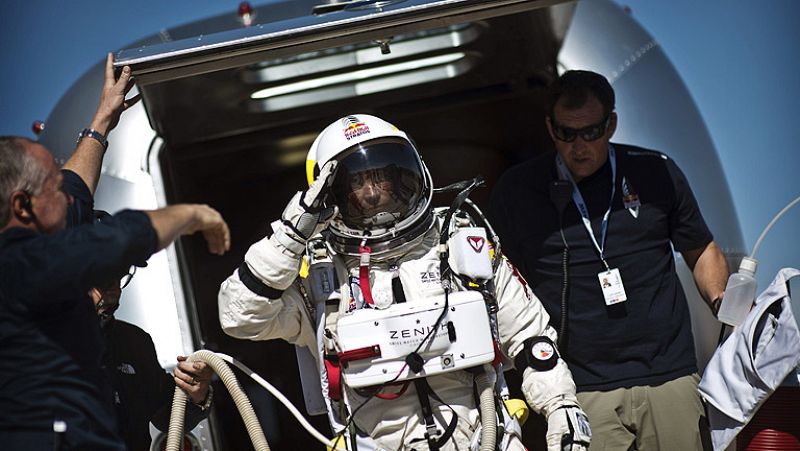 El salto desde la estratosfera se aplaza por las rachas de viento