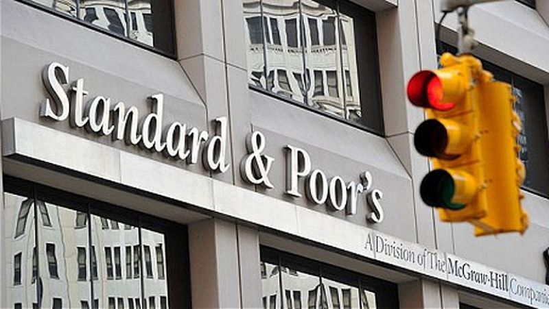 Standard & Poor's rebaja la nota a España dos escalones y la deja al borde del bono basura