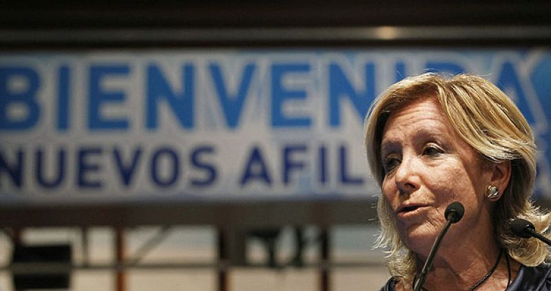 Esperanza Aguirre a un afiliado: "No me he muerto ni me he retirado de la política"