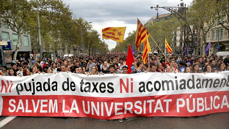 Miles de estudiantes marchan en Barcelona contra la subida de tasas en la huelga de la Universidad