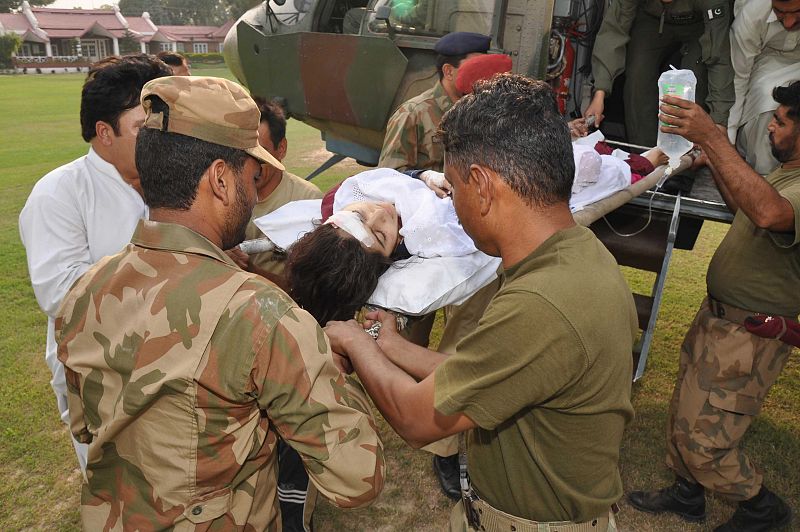 La niña activista tiroteada en Pakistán será trasladada a un hospital cercano a Islamabad
