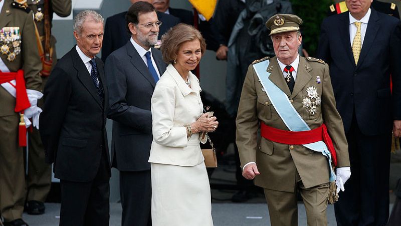 Rajoy preside su primer desfile de la Fiesta Nacional, austero y sin pitidos