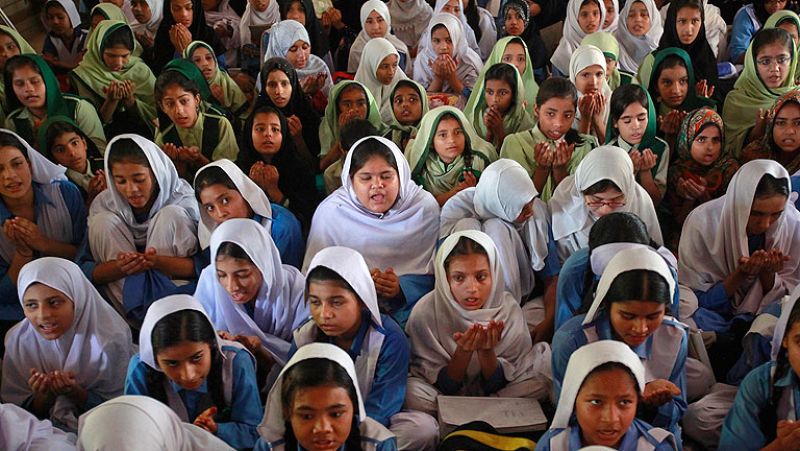 Pakistán y Afganistán rezan por la activista tiroteada que continúa con respiración asistida