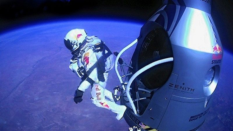 Felix Baumgartner logra romper la barrera del sonido en su salto estratosférico