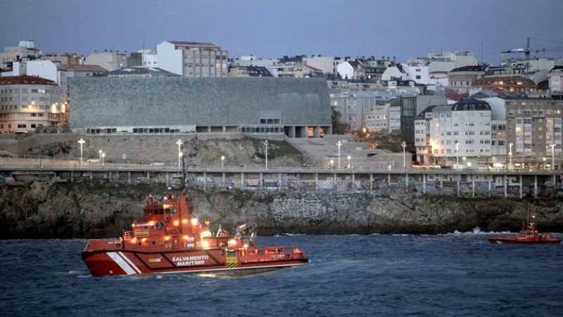 Un fallecido y al menos un desaparecido al encallar un velero en A Coruña