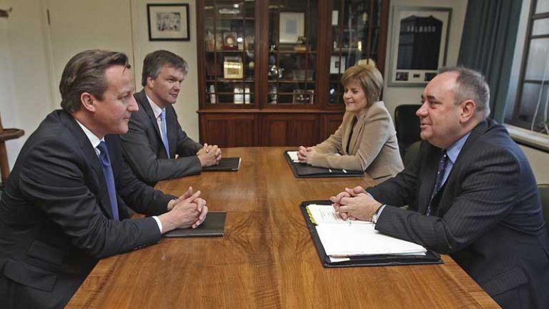 Cameron y Salmond firman el acuerdo de referéndum sobre la independencia de Escocia