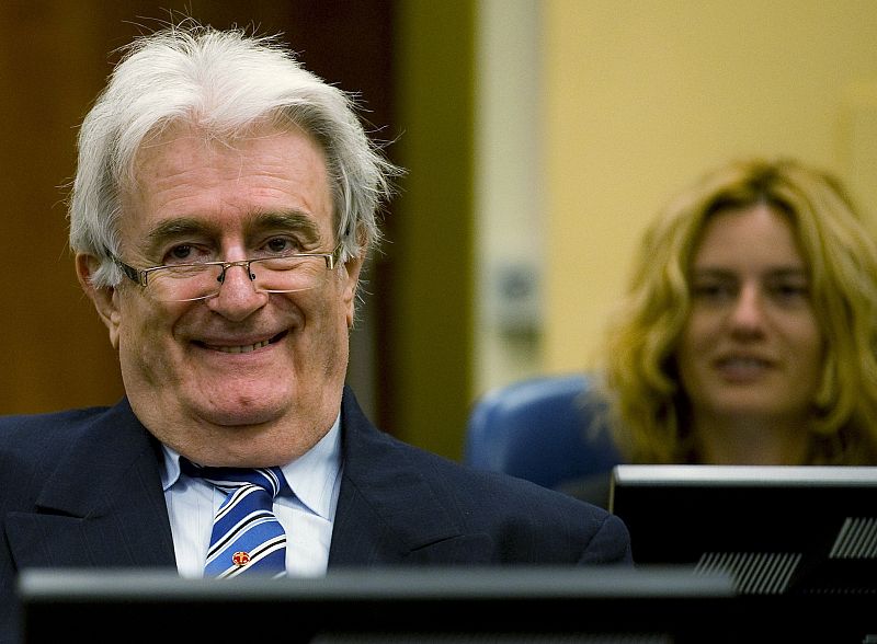 Karadzic asegura que se enteró de la matanza de Srebrenica cuando le trasladaron a La Haya