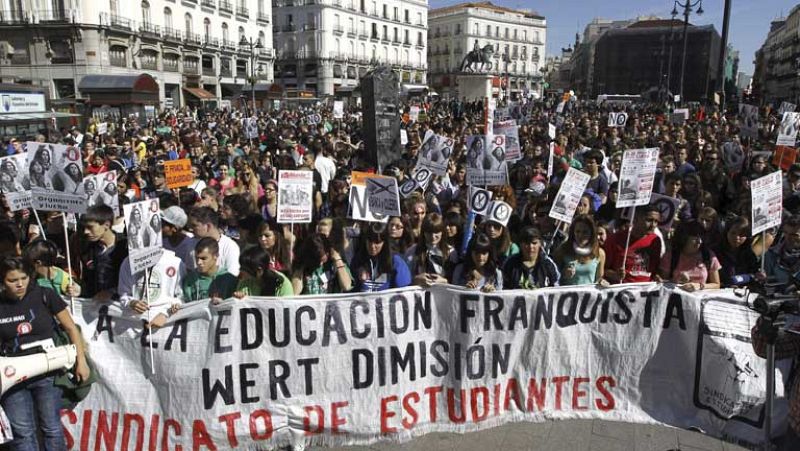 Miles de estudiantes se manifiestan contra los recortes en educación y piden la dimisión de Wert