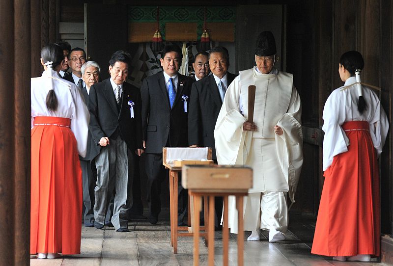 Dos ministros japoneses acuden a un polémico santuario militar a pesar de la tensión diplomática