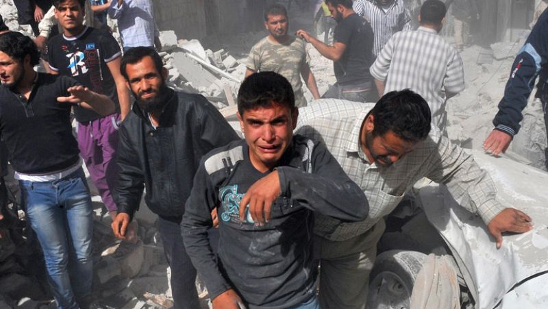 Mueren decenas de personas en un bombardeo del ejército sirio a una ciudad rebelde del norte