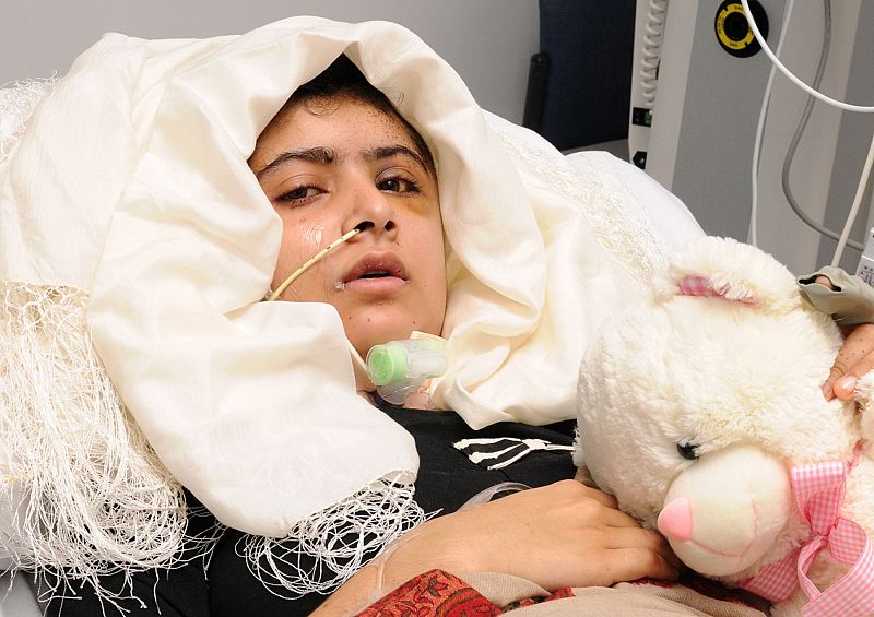 Malala se recupera en Reino Unido y ya puede ponerse en pie