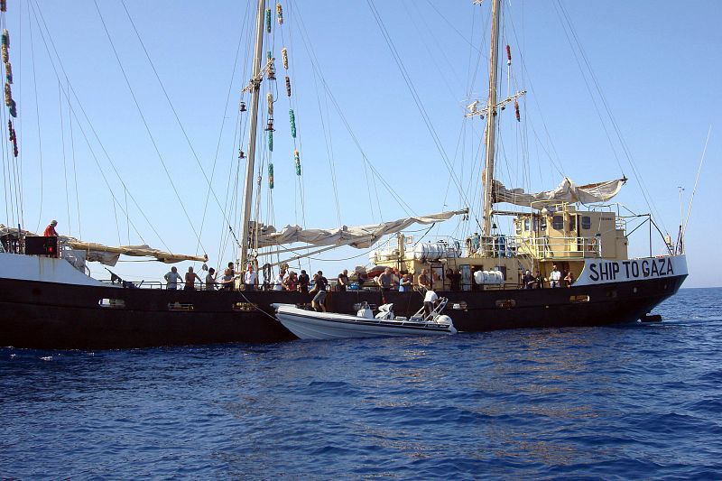 Israel asalta la Flotilla de la Libertad frente a las costas de Gaza y la traslada a puerto