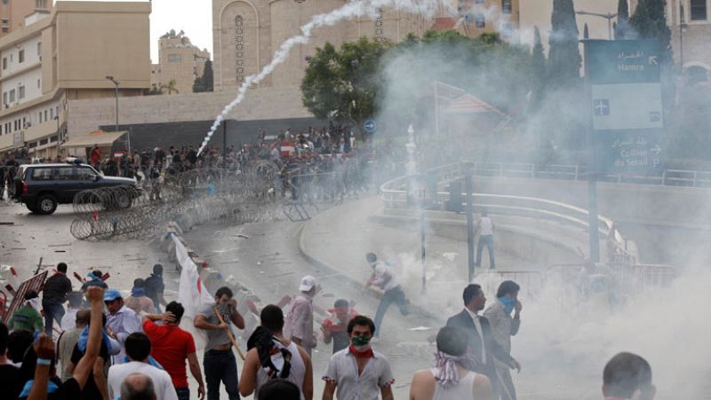 Choques entre manifestantes y la policía en Beirut tras el multitudinario funeral del general asesinado