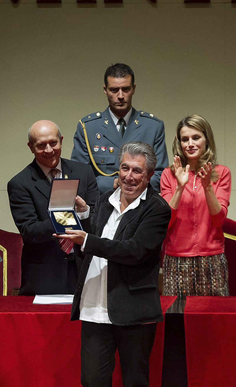 La princesa Letizia entrega a Jordi Sierra i Fabra el 'Cervantes Chico' de literatura