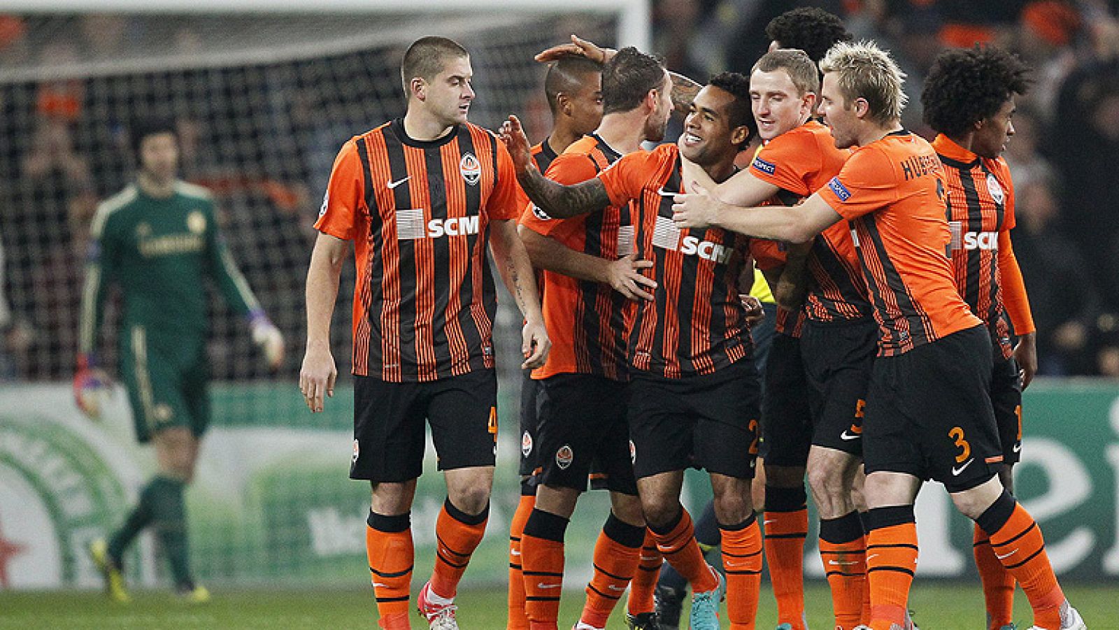 El Chelsea, vigente campeón de Europa, ha comenzado a hipotecar su futuro en la 'Champions' tras sumar su primera derrota ante el Shakhtar Donestk (2-0), lo que deja a los 'blues' con la obligación de ganar a la Juve en Italia, en una jornada en la q