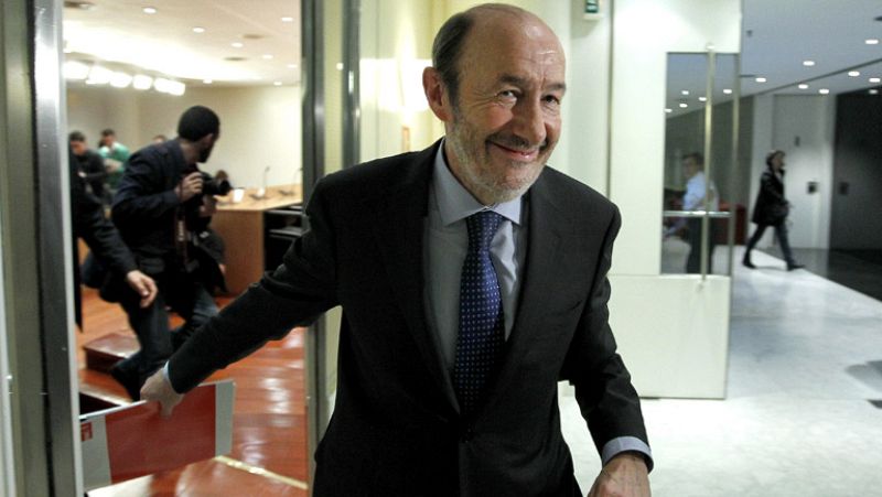 Rubalcaba asegura que no dimitirá y que cumplirá su mandato "hasta el final"
