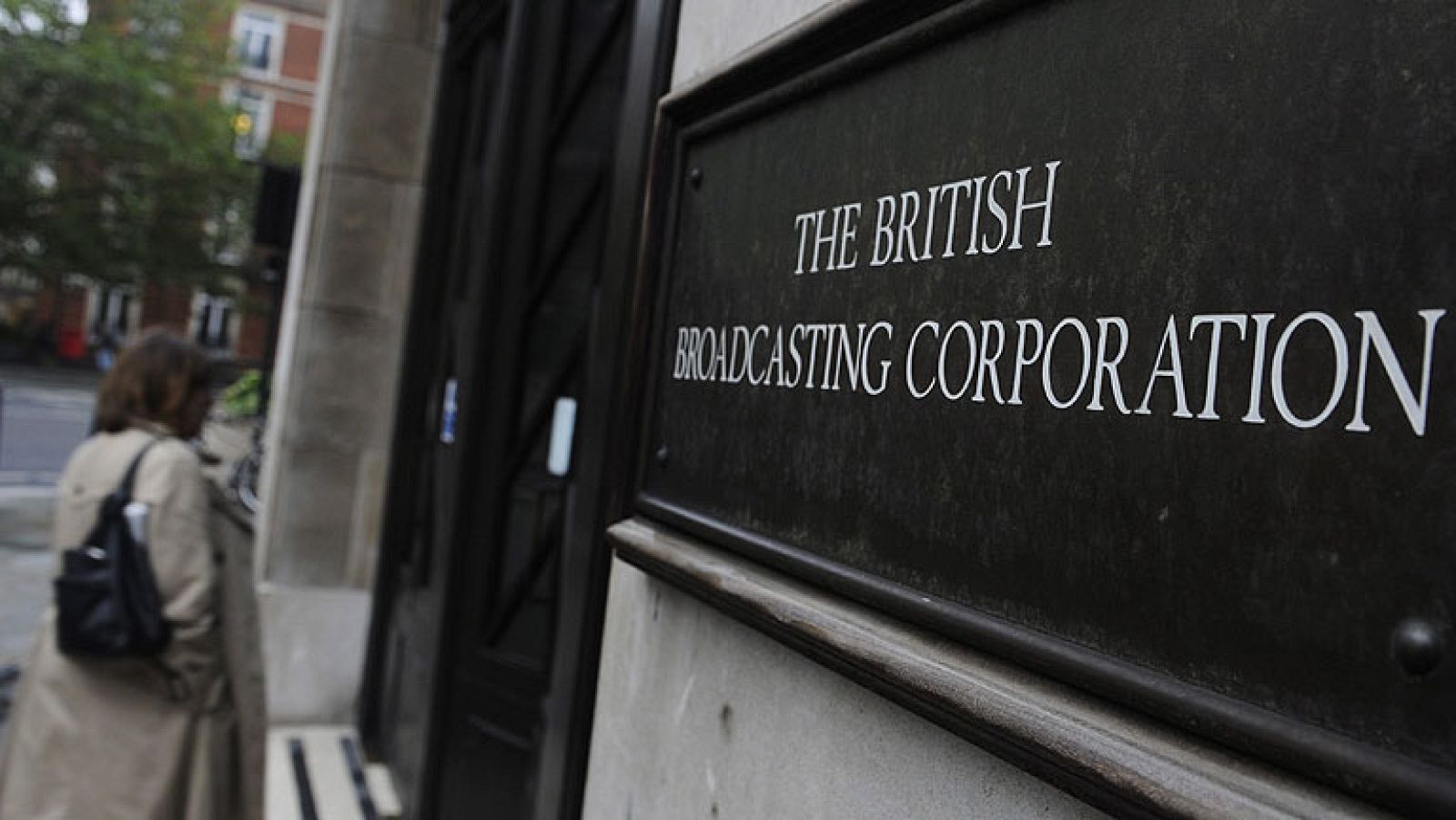 En el Reino Unido, la Fiscalía se plantea reabrir el caso de los supuestos abusos sexuales cometidos durante 40 años y desde la década de los 70 por uno de los presentadores estrella de la BBC .