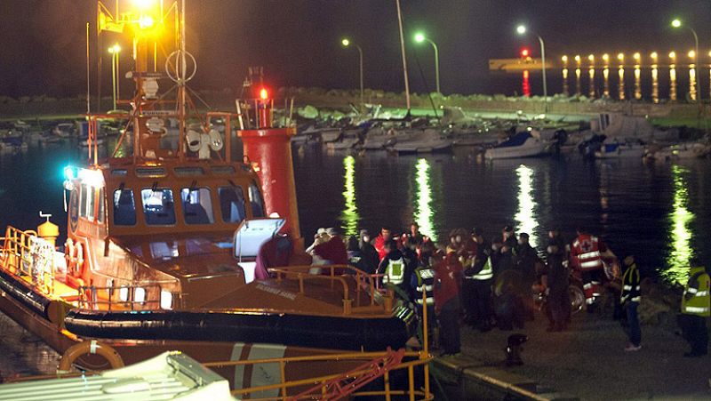 Recuperan los cadáveres de 14 inmigrantes que viajaban en la patera a la deriva en Alborán
