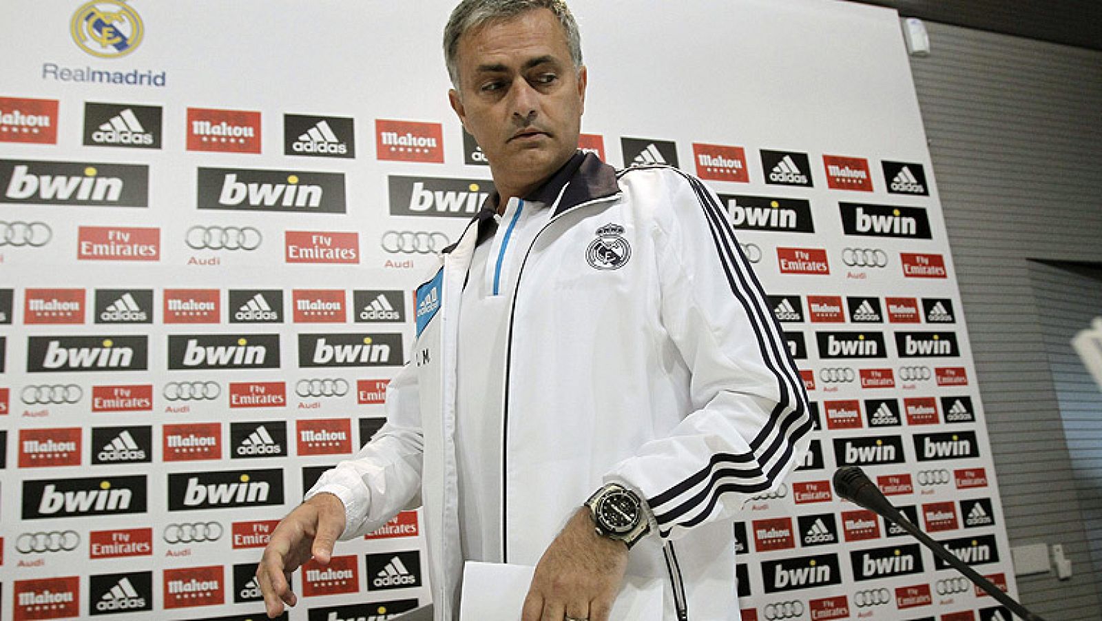 El entrenador del Real Madrid, Jose Mourinho, ha ironizado sobre el puesto de lateral izquierdo al ser preguntado por Essien y ha asegurado que este domingo el lateral será Higuaín.