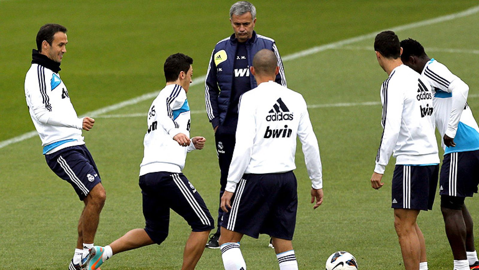 El Real Madrid visita Mallorca con la defensa en cuadro y tras encajar su primera derrota en Champions. Por su parte, el Mallorca necesita un triunfo para salir de su mala racha de resultados.