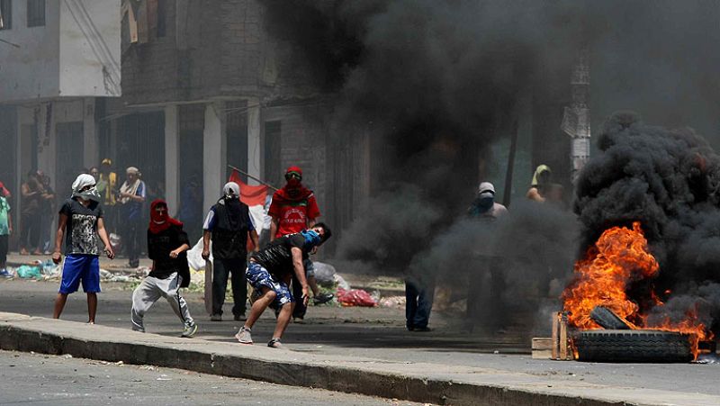 Cuatro muertos y más de 100 detenidos en violentos disturbios en un mercado de Lima