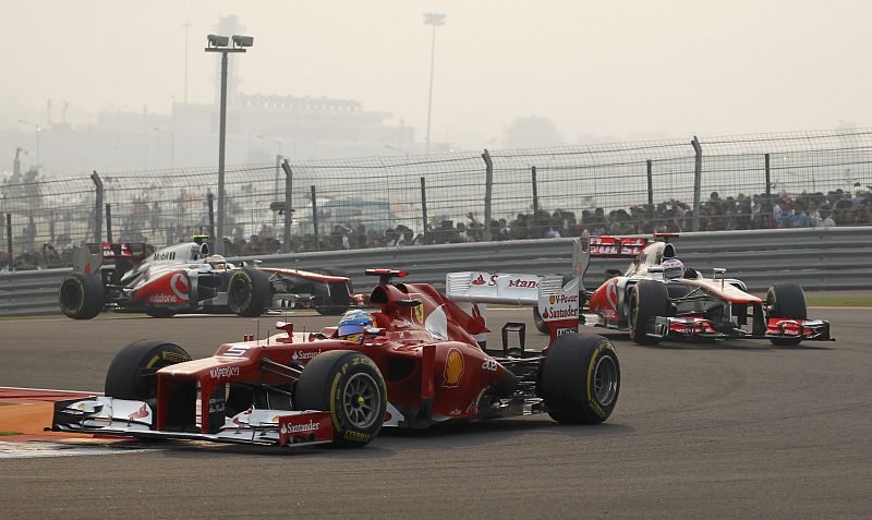 Vettel gana pero Alonso da una lección de pilotaje para ser segundo