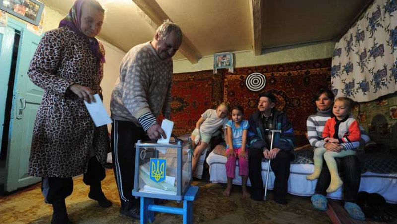 Ucrania celebra elecciones legislativas con partido gobernante como favorito