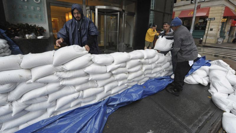 Ordenan la evacuación de cientos de miles de personas de Nueva York ante la llegada de 'Sandy'