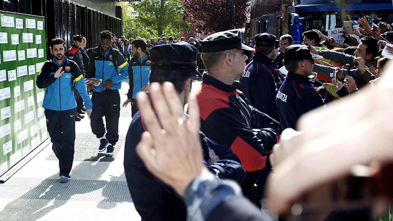 El FC Barcelona empieza su camino para defender el título de campeón de la Copa del Rey. En la ida de los dieciseisavos de final, el Barcelona visita al Alavés. El equipo ya está en Vitoria, pero no con las caras más conocidas del Barça. Tito Vilanov