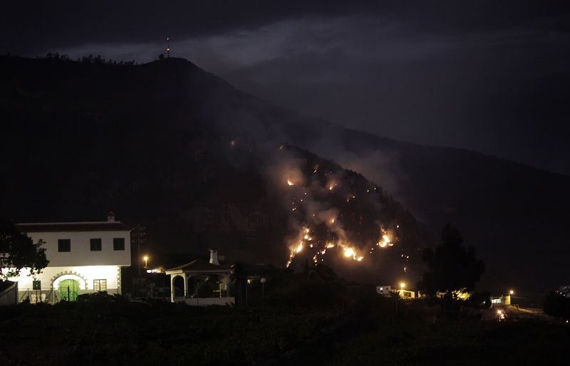 La caída de un poste de la luz por las fuertes rachas de viento provoca un incendio en Tenerife
