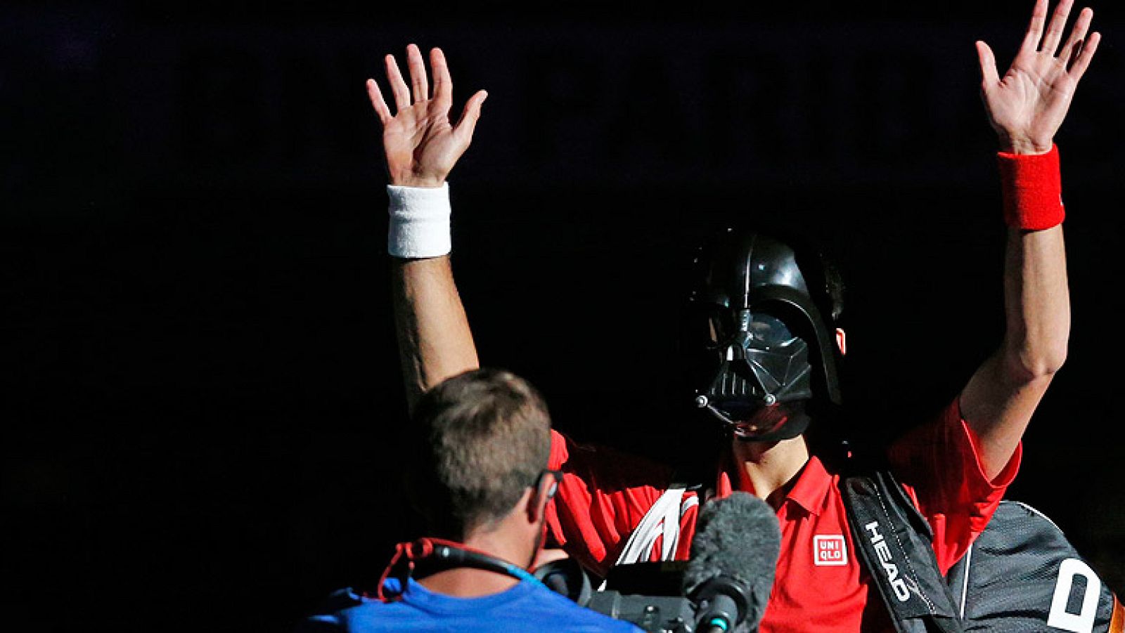 El estadounidense Sam Querrey protagoniza la sorpresa de la jornada al eliminar al principal favorito, Novak Djokovic. Vídeo del último punto del partido, que terminó 0-6, 7-6 y 6-4.