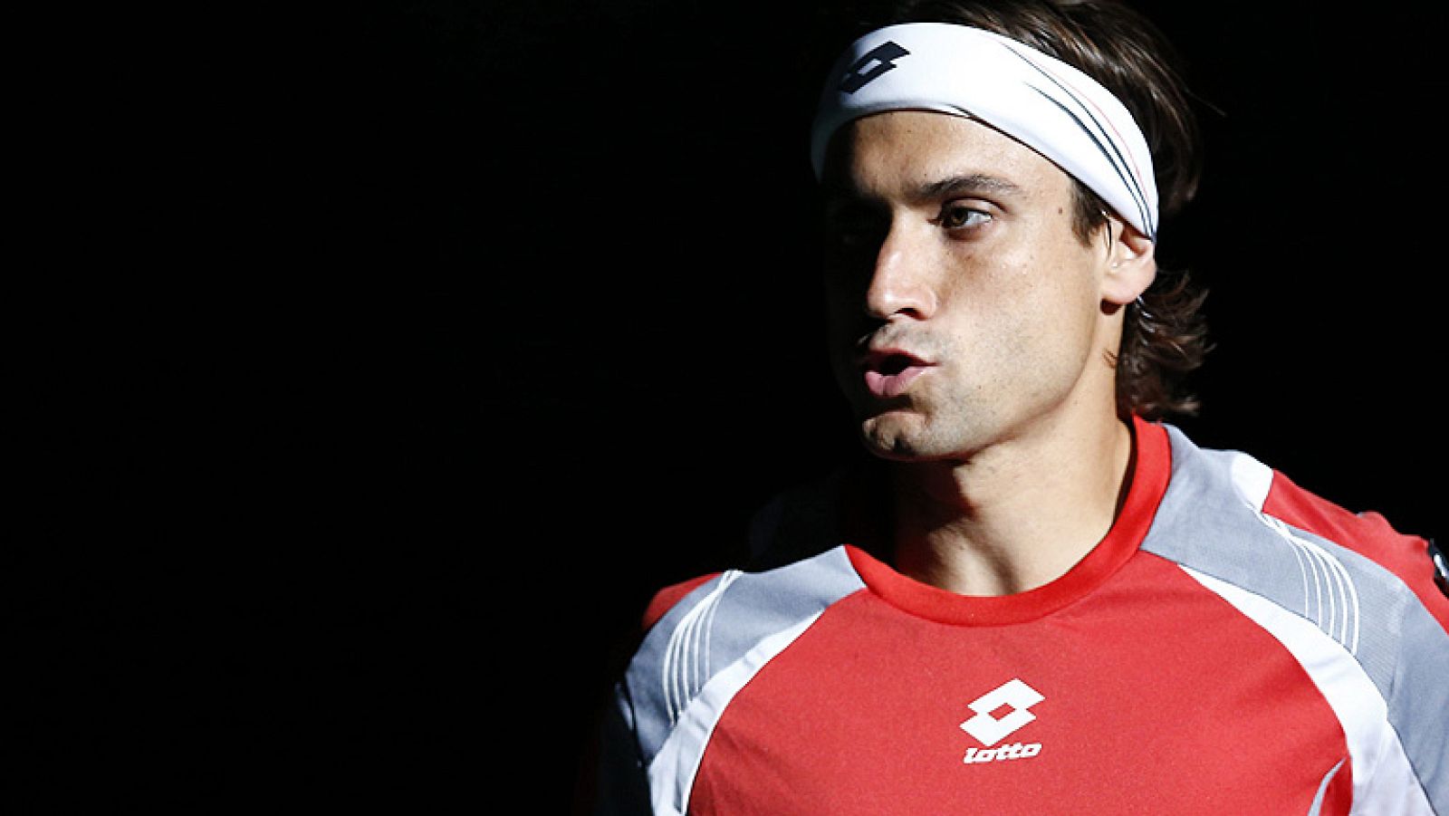El español David Ferrer, cuarto favorito, logró hoy clasificarse para cuartos de final del Másters 1.000 de París-Bercy tras derrotar al suizo Stanislas Wawrinka por 6-2, 4-6 y 6-2, en algo más de dos horas.   Ferrer, que es el tenista de mejor ránki