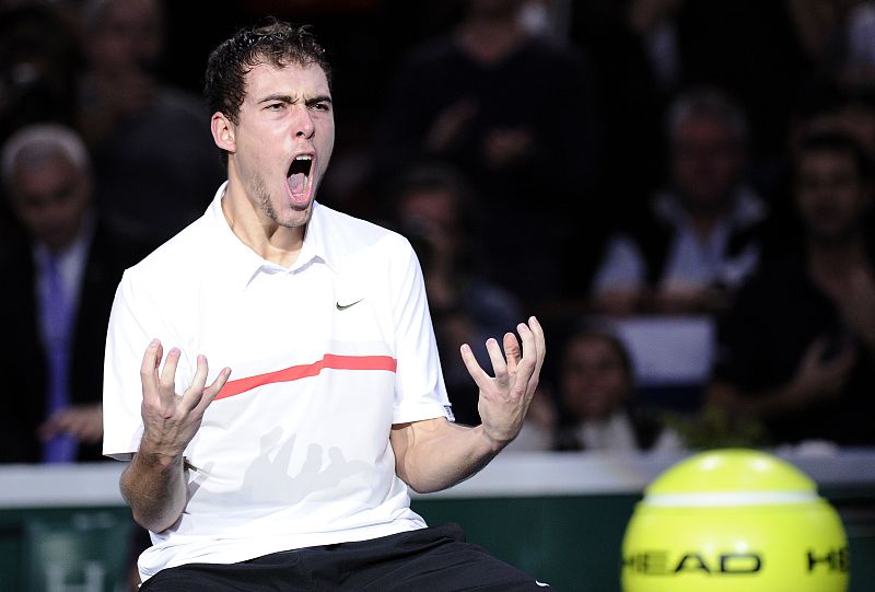 La sorpresa Janowicz se consagra, primer finalista al derrotar a Gilles Simon