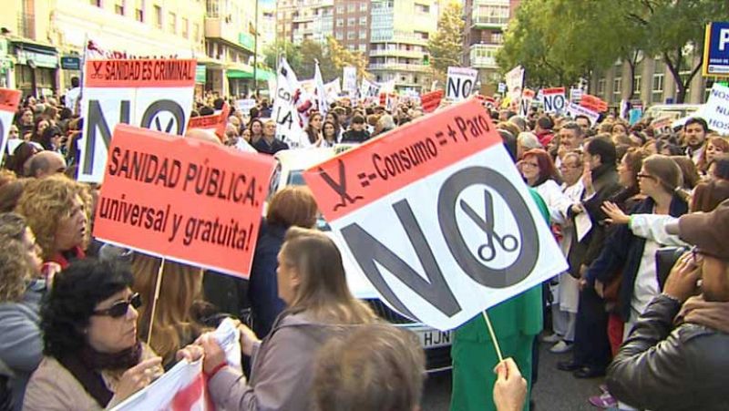Cientos de personas protestan por la conversión del hospital de La Princesa en Madrid