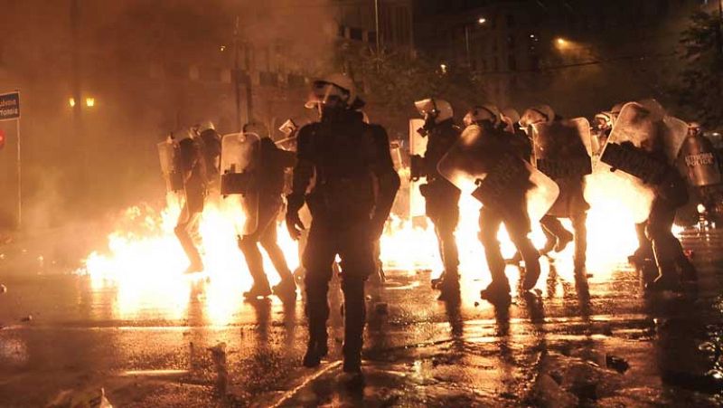Al menos 70 detenidos y ocho policías heridos en choques ante el Parlamento griego