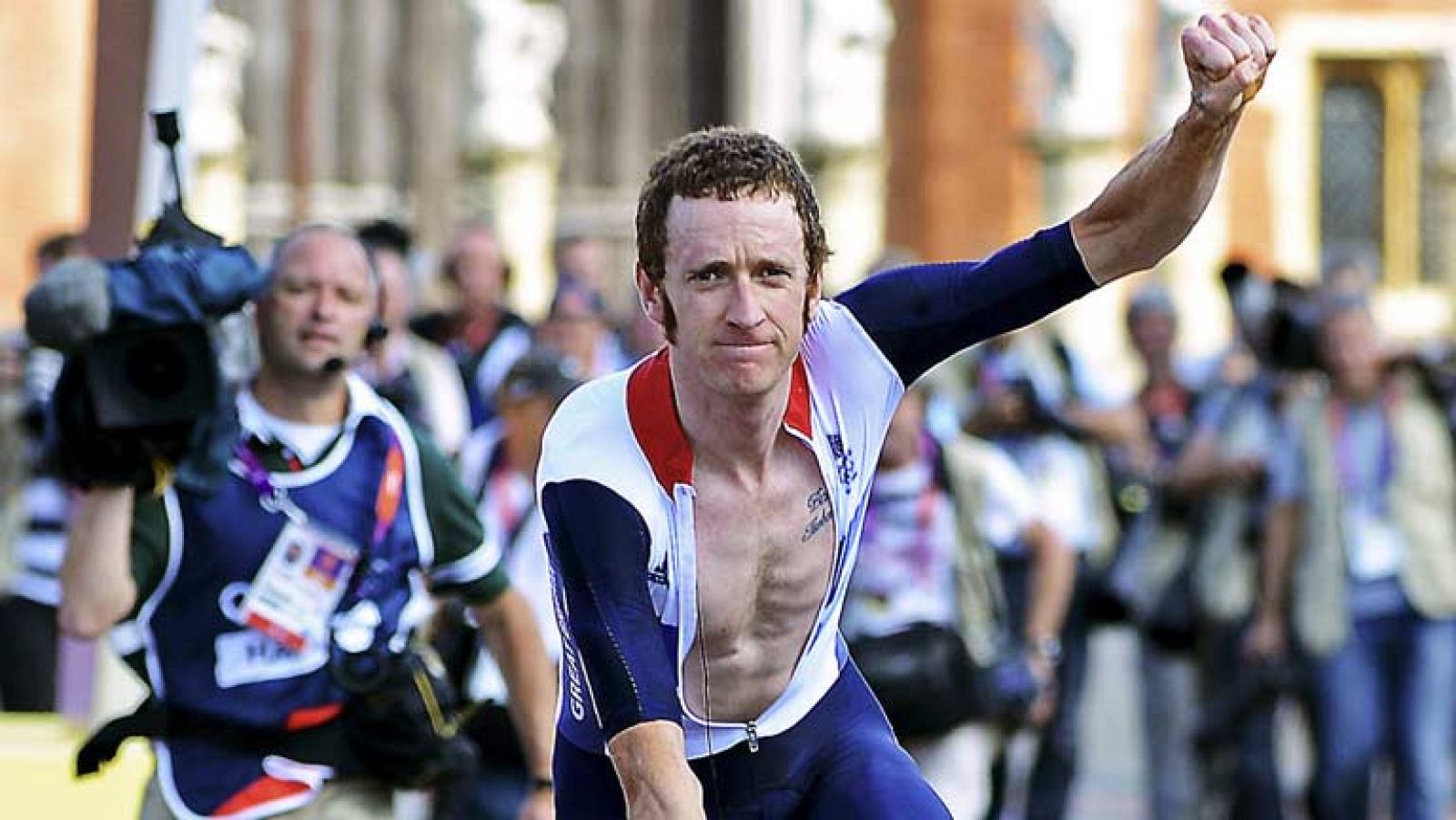 Tremendo susto el sufrido por el ciclista británico Bradley Wiggins que fue atropellado ayer por una furgoneta mientras. se entrenaba cerca de su domicilio en Eccleston, Inglaterra. El vencedor del Tour de Francia y de la contrarreloj de los Juegos O