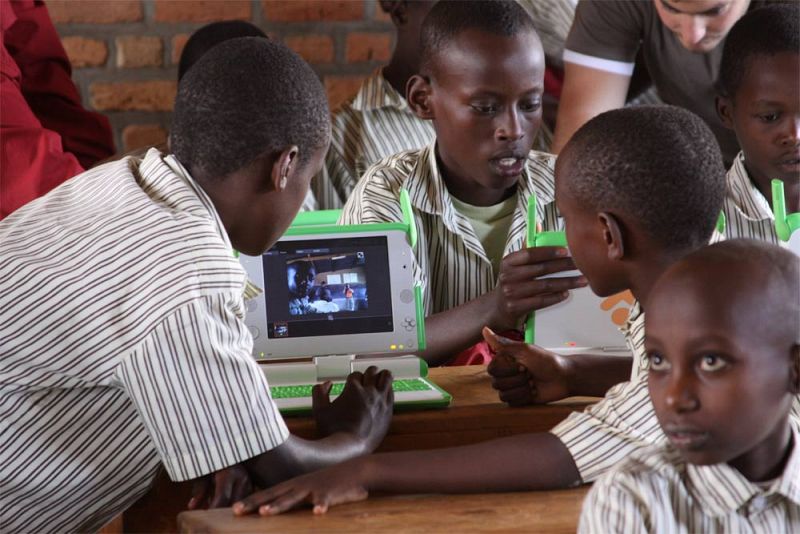 Niños sin escolarizar que "aprenden a aprender" con sus ordenadores de 100 dólares