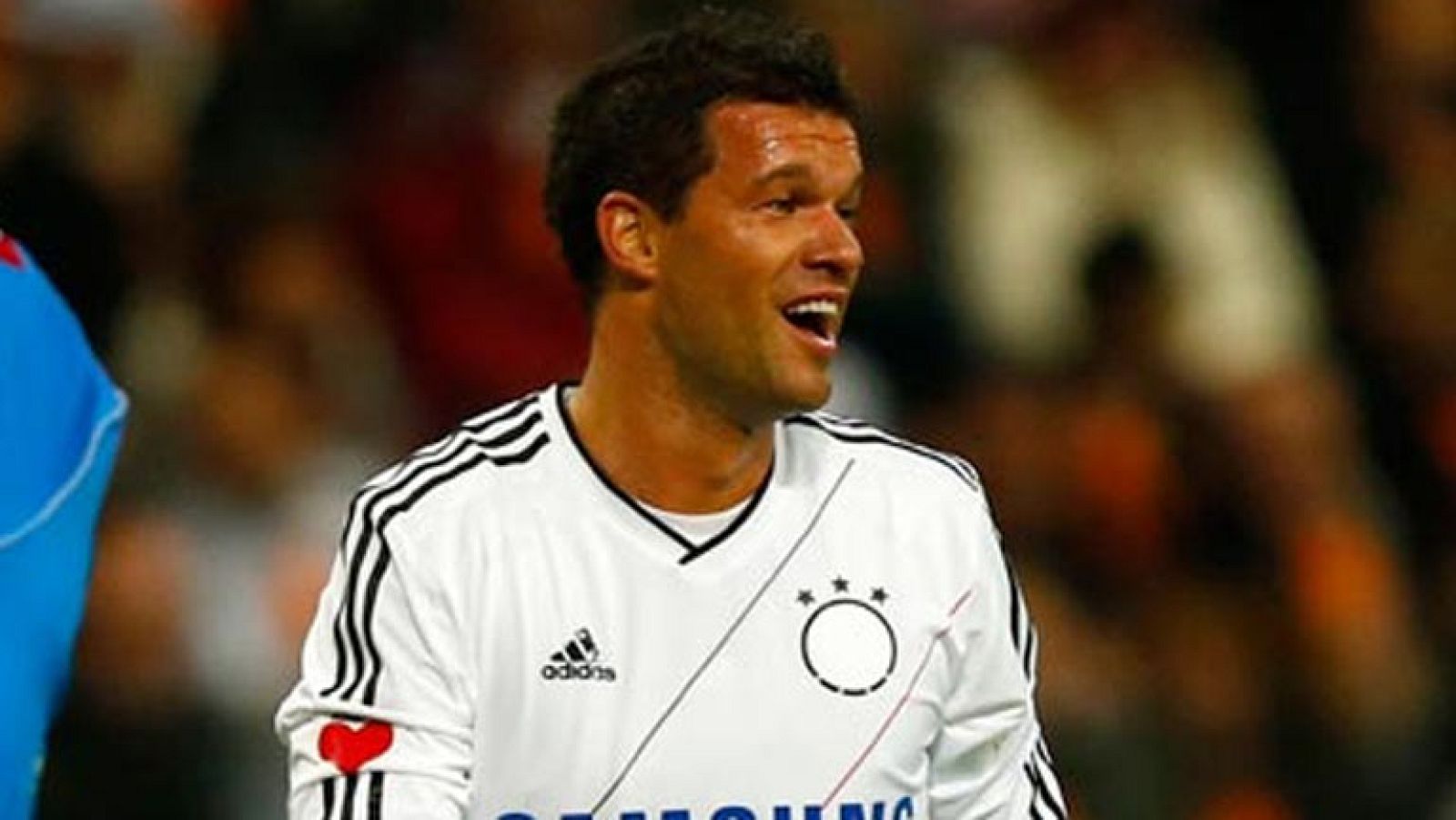 Michael Ballack, el ex-capitán de la selección alemana de fútbol ya conoce la sanción que le ha impuesto el juzgado Nº 2 de lo Penal de Cáceres por haber sido cazado por un radar a 211 Km/h en la A-5 en Cáceres hace unas semanas. Ballack ha sido cond